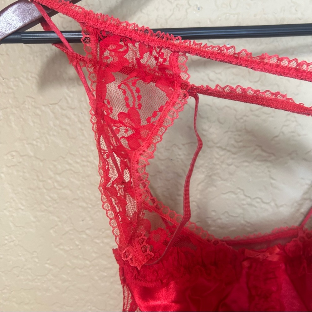 Vintage Red Lacey chemise ruffled full skirt size medium with matching undies - Picture 5 of 9